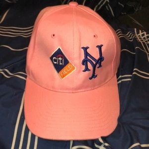 A pink Mets hat